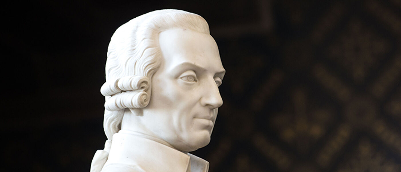 Adam Smith's statue with only his head. Source: Adam Smith business school