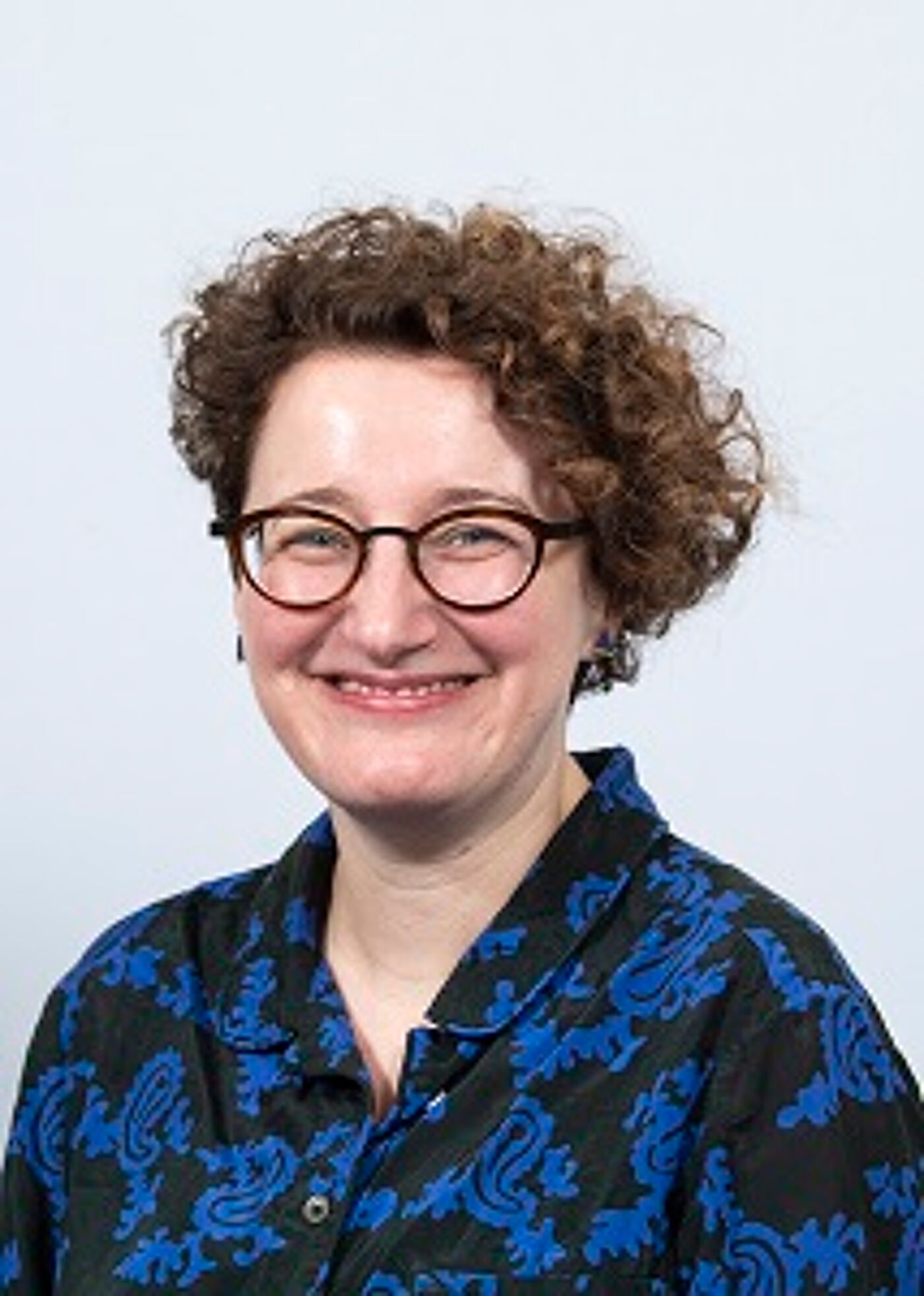 Head and shoulders photo of Nicola Burns