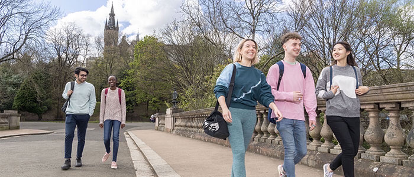 Students walking through Kelvingrove Park
