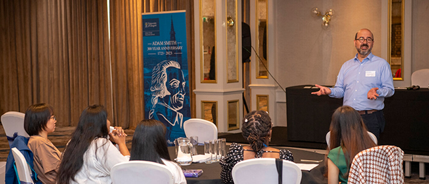 Dr Javier Yanez-Arenas standing presenting to a group of students