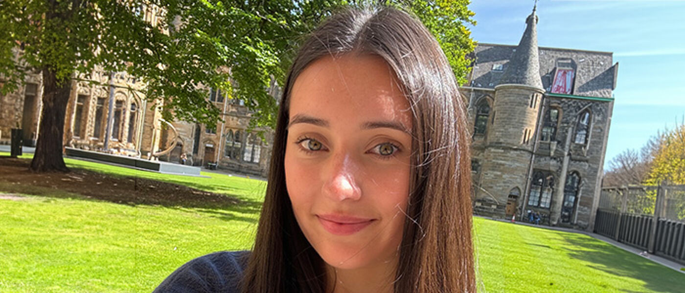 Unibuddy Amy smiling at the camera