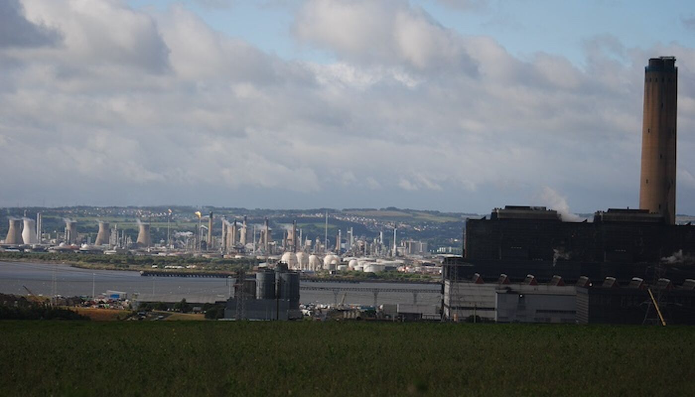A view of the chimneys and buildings of the Grangemouth refining and petrochemical works and Longannet power station on the shores of the River Forth. Image credit: StaraBlazkova, published on Wikimedia Commons https://commons.wikimedia.org/wiki/File:Falkirk_industry_area.JPG with a GNU_Free_Documentation_License