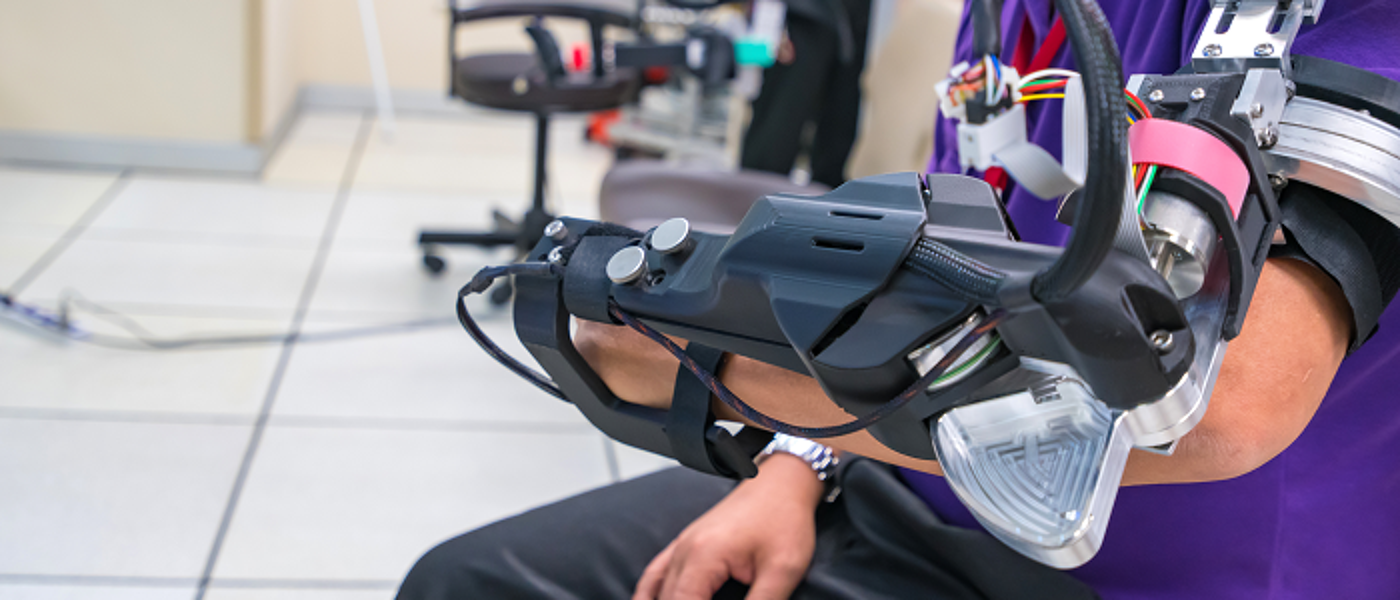 Robotic arm for physiotherapy