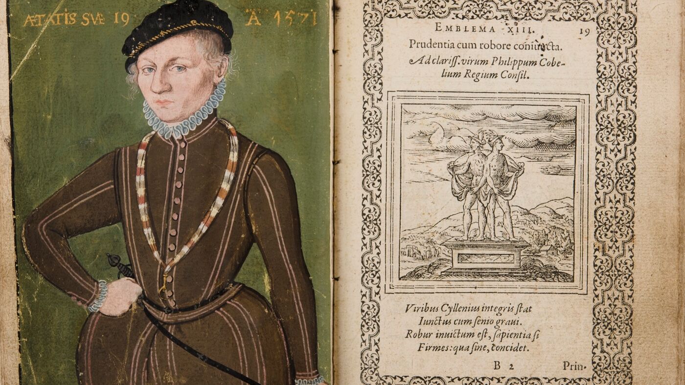 a three-quarter length portrait of a young man in brown doublet and hose, decorated with purple/pink beading/braid with a narrow ruff and cuffs, standing with fist on hip, dagger hilt visible behind, and another hand on the hilt of his sword. He wears a black cap with gold braid. Painted against a green background with text in gold paint reading: 