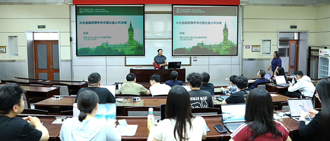 Dr Wei Yang delivering a lecture at Nankai University