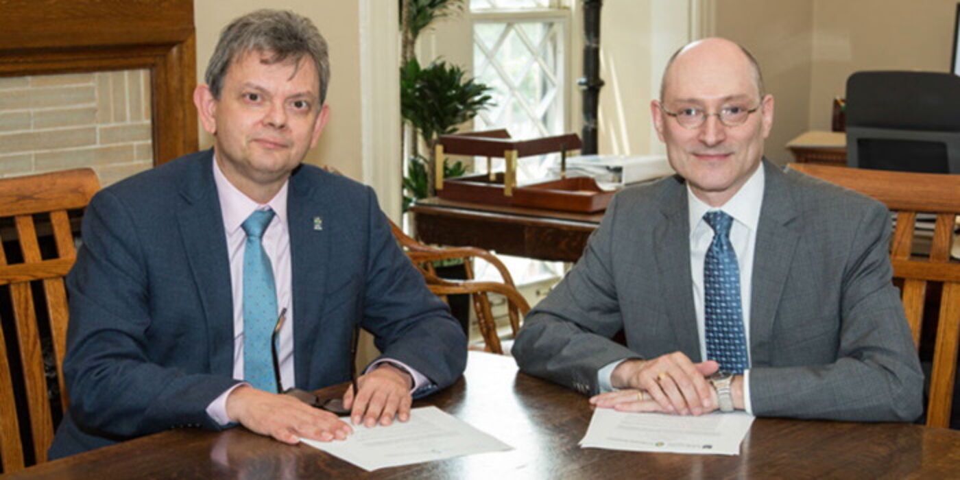 Anton Muscatelli and Michael Barnes signing ceremony for Smithsonian Institute Strategic Partnership.