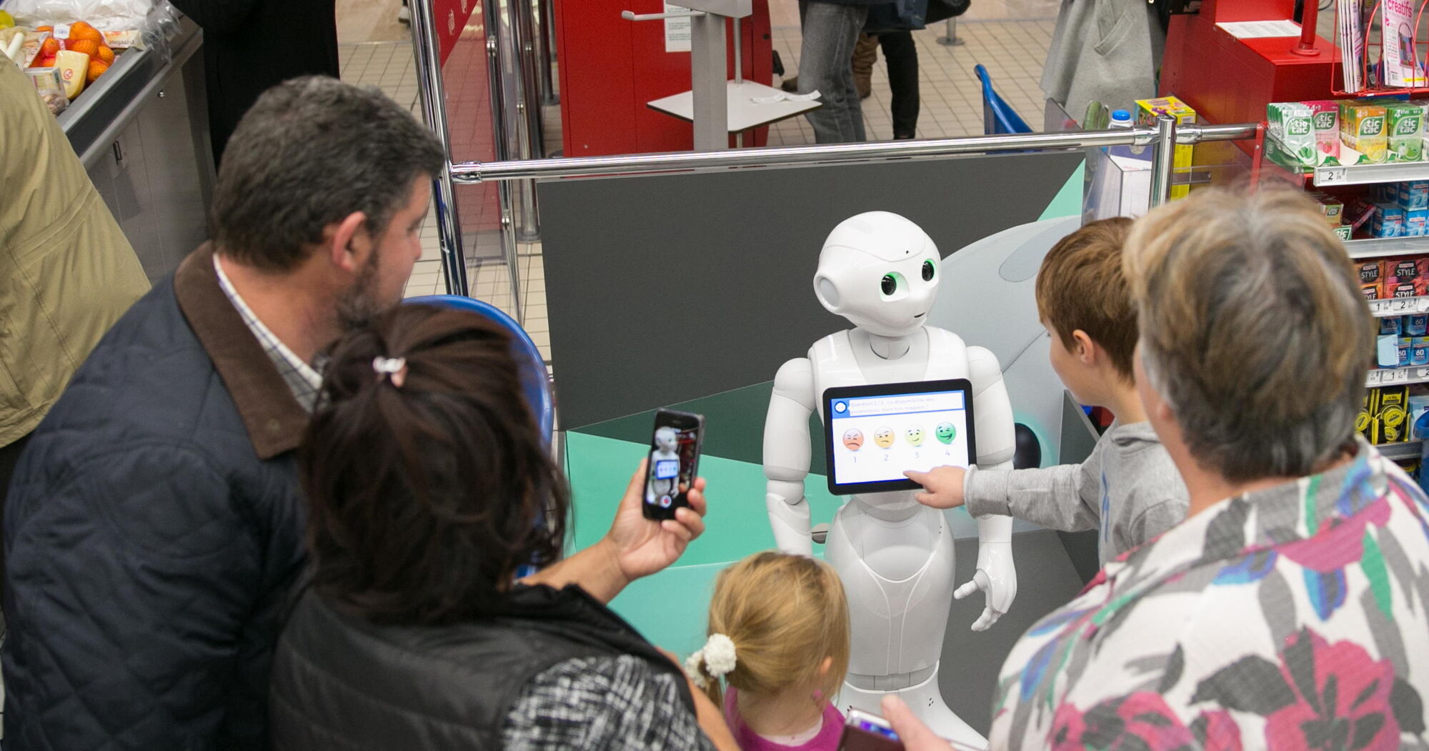 Pepper Robot at Carrefour (© Softbank)
