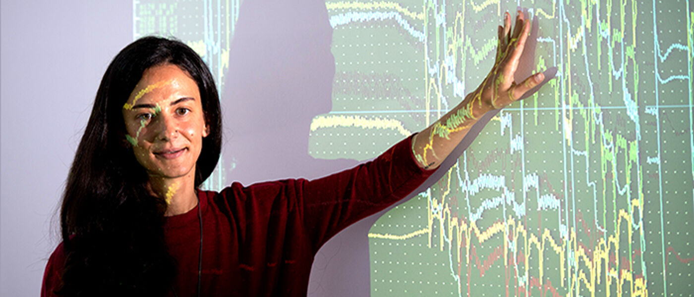 Lecturer in front of a projection