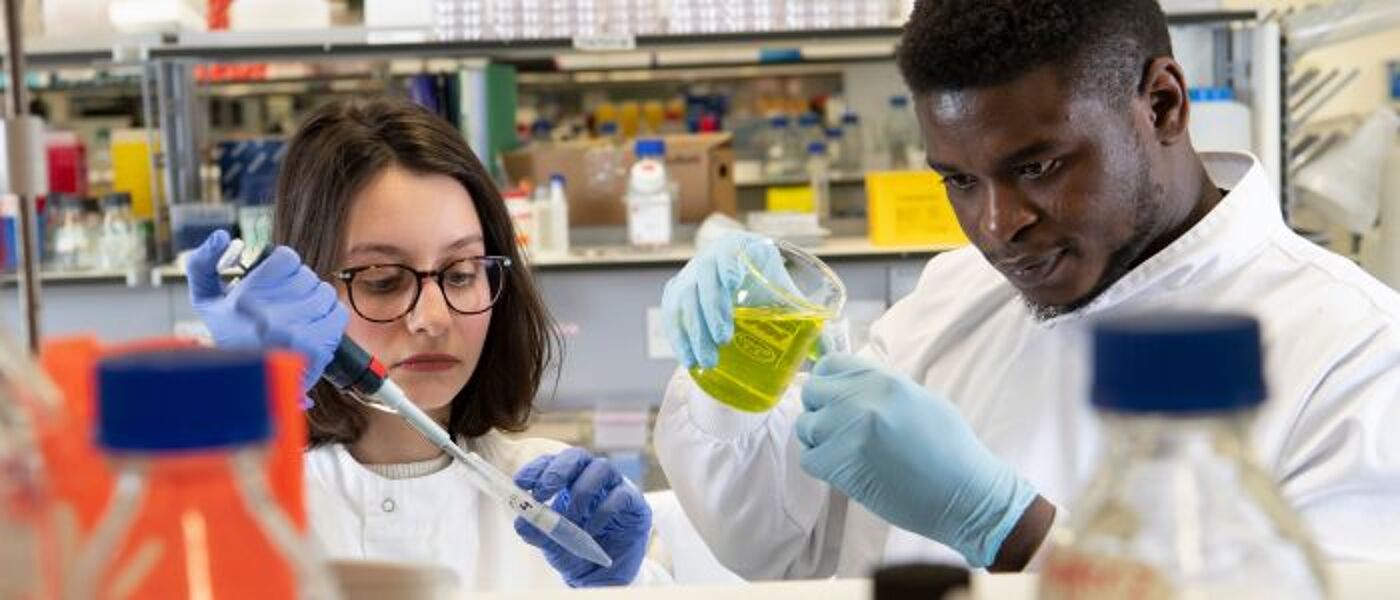Two researchers in the Wolfson Wohl Cancer Research Facility